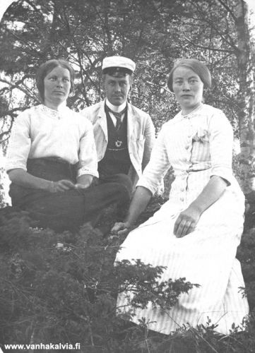 Esteri ja Otto Penttilä
Kuvassa serkukset Esteri (kuvassa oikealla, 1886-1961, Penttilä 27) ja Otto Penttilä (s. 1889, Penttilä 31). Vasemmalla puolella oleva nainen on vielä tunnistamatta.


Keywords: Penttilä 