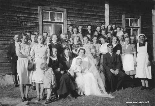 Häät Hietakankaalla
Häät Hietakankaalla kesäkuussa 1941. Hääpari Hellin Kotkajuuri ja Martti Mäntylä. Morsiustyttönä Anneli Niemi (Kangas).
Keywords: Hietakangas Kotkajuuri Mäntylä Niemi Kangas
