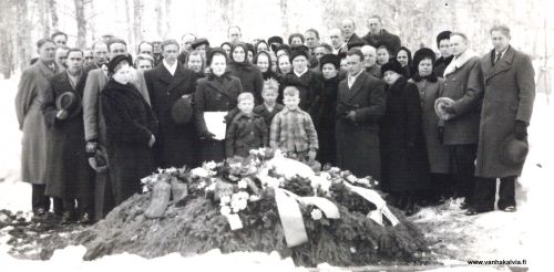 Kalle Harmaalan haudalla 
Kalle Viktor Leanderinpoika Harmaala, s. 8.9.1883 (Kalajoella?), k. 19.3.1952.
(Rytilampi 2)
Edessä toinen vas. Oiva Jääskä, edessä myös mm. Hilda s. Harmaala, Sulo Perälahti, Laila Perälahti, Lempi Huhtala, Helvi Marttila, toinen oik. Pauli Junkkila, oik. Toivo Lassila.
Välissä mm. Sylvi Närväinen, Eila Junkkila, Aili Hietala, Jalmari Huhtala, Matilda Nikula.
Takana mm. KA Tuunala, Urpo Nikula, Matti Jääskä, Niilo Hietala, Veikko Hietala, oik. Leevi Peuraharju. Edessä olevista kolmesta pojasta oikean puoleinen on Antero Junkkila.
Keywords: Harmaala Kalajoki Peuraharju Lassila Junkkila Huhtala Jääskä Perälahti Marttila Lassila Närväinen Hietala Huhtala Nikula Tuunala 