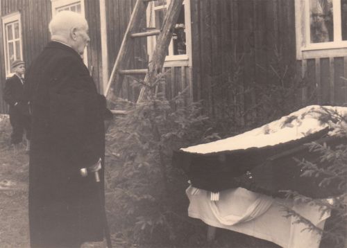 Hyvästijättö 
Antti Maunumäen hautajaiset Kälviällä 2.9.1956 (Antti Erkinpoika Maunumäki, s. 16.3.1865, k. 27.8.1956, Maunumäki 39).  Verner Maunumäki arkun ääressä (Maunumäki 32).
Keywords: Maunumäki 