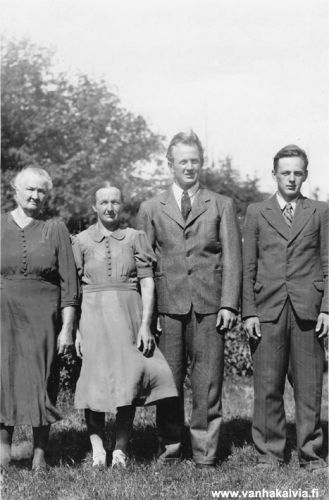 Hillin perhettä
Kuvassa vas. Unta Loviisa (Gunda) Hilli os. Ruokasalo (s. 1883) ja lapset Martta (s. 1907), Leevi (s. 1926) ja Antti (s. 1929). Kuvausaika 1940-luvun lopulla. (Hilli 23)


Keywords: Hilli Ruokasalo 