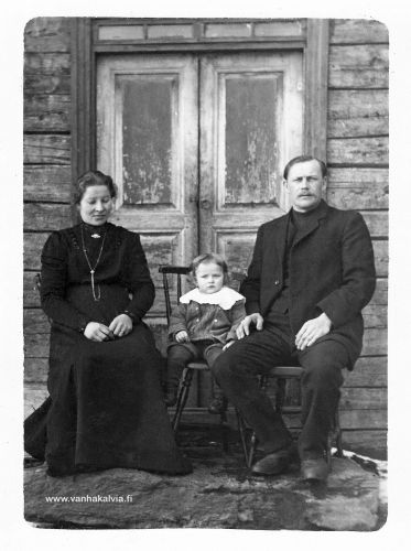 Antti ja Hilma Harju
Hilma Sofia o.s. Nissilä (1883-1977 Nissilä 20) ja Antti Harju (1879-1965 Harju 21) sekä vuonna 1910 syntynyt esikoispoika Tenho.  Kuva on otettu keväällä 1912, saman vuoden kesäkuussa syntyi Tenhon nuorempi veli Aarne Ahti. Kuvauspaikkana on Hilman kodin porraskivi Nissilässä. Kuvaaja on ollut Aarne Forsman.


Keywords: Nissilä Harju Forsman