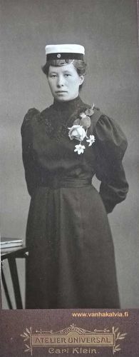 Hilma Hukari
Hilma Sofia Hukari (Hukari 2, Tikanoja) syntyi 1886 ja kuoli 1963. Hän kävi sekä oppikoulun että lukion ja pääsi ylioppilaaksi vuonna 1908. Ylioppilastutkinnon hän kävi suorittamassa Helsingissä, missä kuvakin on otettu. Ajan tavan mukaan onnittelukukat oli kiinnitetty juhlamekkoon. Hilma Hukari asui Kokkolassa Niukkalinnassa ja teki työuransa pankkialalla. 
Keywords: Hukari