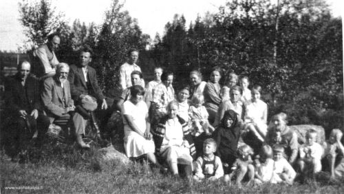 Juho Porkon 50-vuotispäivä 24.6.1928
Vas. Antti Porko, Juho Porko (sivuittain takana), parrakas mies on Johan Lund eli ”Muffa” (Juho Porkon appi), Ernst Järvi, takana oik. Ida Porko. 
Seuraavassa rivissä vas. tuntematon, Lempi, Hilma ja  Rauha Porko ja selin Rauhan kanssa Saara (Porkon apulainen), Tyyne Porko (m. Lahti), oik. mahd. Lilja Kerola (s. Porko). 
Keskellä Aili Järvi, sylissä Ritva-tytär, Kaino Heikkilä ja Liisa Porko. 
Vas. Anni Brusila (valkoinen asu, Järven apulainen),  Aleksandra Gronoff eli  ”Santra-täti”, Brita Johanna Järvi (mustassa asussa), Sofia Porko. 
Lapset vas. Esko Järvi, Kaarina Porko, Sinikka ja Jouko Järvi, Aarne ja Eero Porko.


Keywords: Porko Lund Järvi Heikkilä Kerola Brusila Gronoff 