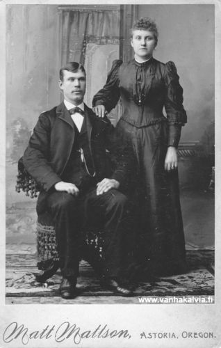 John Ostromin ja Hilma Matjussin vihkikuva
Uusitalon Jukkan (Uusitalo 15) ja Matjussin Hilman avioliitto solmittiin  arkistotietojen mukaan 21.12.1891 Astoriassa, Oregonissa. Hilma Matinjussin matkustustiedot ovat tallella Gellert-laivan matkustajaluettelossa. Lähtöpaikka oli Hampuri ja New Yorkiin 21-vuotiaaksi merkitty Hilma saapui 25.7.1888. Hänen kotipaikakseen oli merkitty Kokkola. Kyseessä oli kuitenkin ruotsalolainen, vuonna 1870 syntynyt Hilma Johanna Matinjussi (Matinjussi 18).
Juholle ja Hilmalle syntyi kahdeksan lasta, joista kaksi kuoli pienenä. Juho sairastui vatsasyöpään ja menehtyi vain 41-vuotiaana vuonna 1910. Hilma meni myöhemmin naimisiin August Lehdon kanssa. Hän kuoli Astoriassa vuonna 1930.

Keywords: Matinjussi Uusitalo Ostrom Lehto Astoria Oregon USA