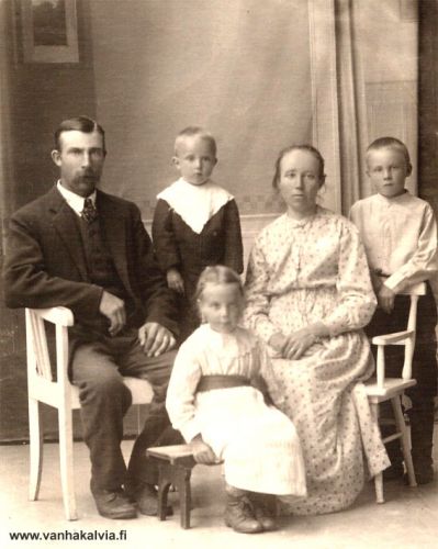 Matti Junkkilan perhe 1920
Vas. Matti (s. 1880), Arvo (s. 1916), Miilia (o.s. Rytikangas, s. 1878), Pauli (s. 1911). Edessä Elma (s. 1914). (Rytikangas 6)


Keywords: Junkkila Rytikangas 