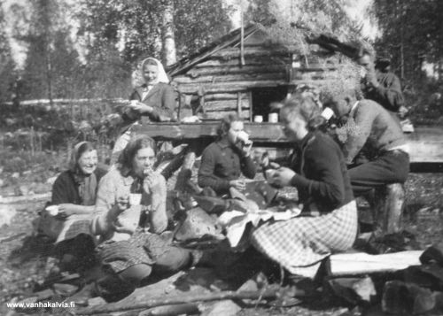 Kahvitauolla
Kuva on Pakopirtiltä. Vas. istuu Irma Hilli, seuraava on Elvi Salo, keskellä takana neiti Satokangas. Oik. poika juo valkoisesta mukista, hän on mahdollisesti Eljas Salo.
Keywords: Hilli Salo Satokangas