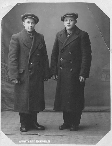 Maunumäen miehiä (?)
Ketä kuvassa on? Ovatko mahdollisesti Maunumäestä? 
