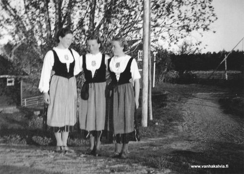 Välikylän nuoria naisia
Välikylän nuoret naiset kansallispuvuissaan Pasanterin pihapiirissä. Vas. Salme Maunula (Porkola), Alli Ruokoja (Toivonen), Ingrid Ruokoja (Maasikas).
Keywords: Pasander Maunula Porkola Ruokoja Toivonen Maasikas