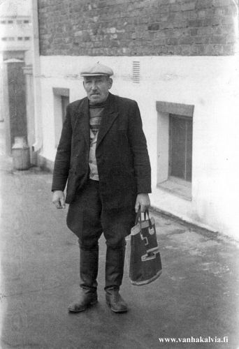 Antti Karhulahti
Kuvassa on Karhulahden tuta eli Antti Abrahaminpoika Karhulahti (1886-1975, Karhulahti 31). Hän on lähtenyt jenkkikassi kädessä Kokkolan markkinoille. Ajankohta on ehkä 1960-luku.
Keywords: Karhulahti