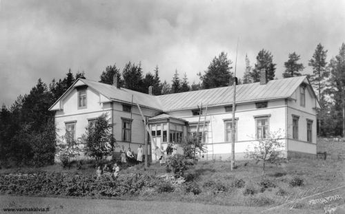 Karhulahden talo
Karhulahden talo Riku Junnolan kuvaamana 1930-luvulla. Talo tuhoutui kokonaan tulipalossa 1930-1940 -lukujen vaihteen tienoilla. (Karhulahti 28)
 
Keywords: Karhulahti