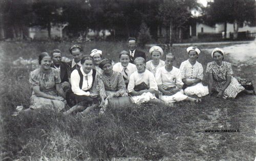 Kesäjuhlat Kälviällä 
Kesäjuhlien osanottajia Kälviällä joskus 1940 luvulla. Vasemmalla Salli Kainu, Eugen ja Aino (s. Pajala) Kainu. 
Edessä lettipää Elma Vähäkainu (nyk. Kainu), Irja Krook, kravatti kaulassa oleva tyttö Ellen Nyyssönen (s. Vähäkainu).
Takana Oskari Klemola ja oikeanpuolimmaisena Hertta Uusitupa (s. Pekanheimo). Muut vielä tunnistamatta.


Keywords: Kainu Pajala Vähäkainu Krook Nyyssönen Klemola Uusitupa Pekanheimo 