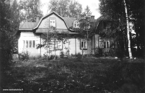 Verner Maunumäen huvila
Verner Maunumäellä oli komea huvila Viipurin lähellä Näykkijärven Kielosaaressa. Huvila ja siellä sijainneet perheen arkistot jäivät sotien jälkeen rajan taakse, myös Maunumäen perheen kaupunkiasunto Viipurissa tuhoutui pommituksissa. Asunto sijaitsi Sairashuoneenkadun ja torin kulmassa Aninan kaupunginosassa asunto-osakeyhtiö Jyrylässä. 
Elämää jatkettiin Helsingissä ja myöhemmin Kouvolassa. (Maunumäki 32)
Keywords: Maunumäki Kielosaari Näykkijärvi Viipuri Helsinki Kouvola 