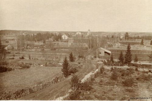 Kirkonkylä vuonna 1913
Kuva on otettu Potan ”Seleman” (Selma Muhonen, Penttilä 30) talon harjalta kirkolle päin vuonna 1913. Keskellä iso vaalea koulu. Tämän ja kirkon välillä Penttilänmäen talot.
Kuva on osoitettu korttina Konttoristi Herra Yrjö Koposelle, Raaheen. Päiväys Kälviällä 12.10.1913. Kortissa lukee: "Kiitos Yrjö muistamisesta! Päivästä toiseen täälläkin vain mennään."

Keywords: Penttilä Muhonen Koponen 