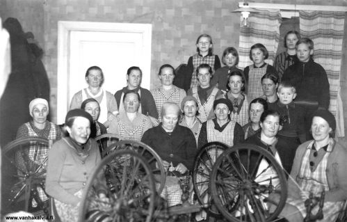 Kökkä Leppälän tuvassa (?)
Kökkä mahdollisesti Leppälän tuvassa tai ehkä Vänttälässä. Kuvassa: Aira Hilli, Irma Hilli, Liisa Korkiala, Elvi Salo, Elias Salo, Lyydia Hilli, Anna Korkiala, Anna Hilli, Aune Tikkanen, Hellin Rautomäki, Tyyne Kalliomaa, Emilia Lahti, Martta Hilli, Lilja Hilli, Elsa Rauhala, Hanna Niemi, Irja Tuomisalo, Terttu Luoma, Minna Salo, Impi Tikkanen, Antti Tikkanen, Ellen Passoja.
Keywords: Leppälä Hilli Korkiala Salo Tikkanen Rautomäki Kalliomaa Lahti Rauhala Niemi Tuomisalo Luoma Passoja 