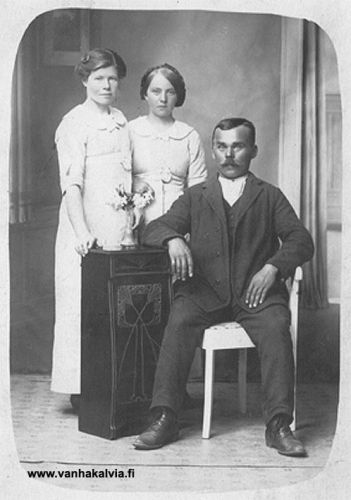 Tuntemattomia
Kuvan henkilöistä ei ole tietoja. Onko kuvassa isä tyttäriensä kanssa vai vanhemmat tyttärensä kanssa? Vai ovatko henkilöt sisaruksia keskenään? Toivottavasti joku tunnistaisi heidät ja ilmoittaisi tiedot Vanhan Kälviän sähköpostiin.
