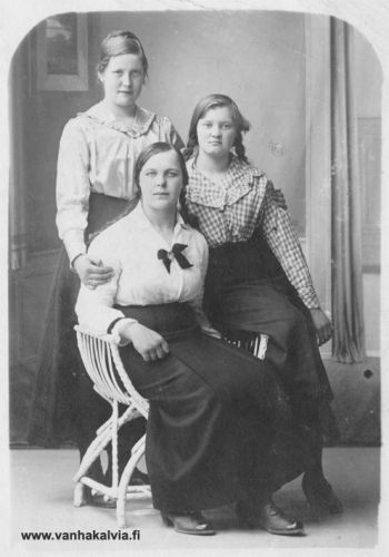 Ruotsalon vai Peltokorven tyttöjä (?)
Oikeanpuoleinen nuori nainen on Veina Haanpää o.s. Påhlman (Riippa 25). Ovatko muutkin neidot Peltokorvesta vai onko mukana Ruotsalon tyttöjä? Jos tunnistat heitä, laittaisitko viestin Vanhan Kälviän sähköpostiin. Kiitos avustasi!
Keywords: Påhlman Haanpää Riippa