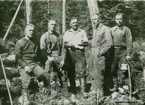 Korpelan Voiman työporukka
Vasemmalta oikealle: Yrjö Huhta, Hannes Luoto, Väinö Saari, Väinö Perander ja Uuno Koski. 
Luoto ja Perander kaatuivat 28.6.1944 Talin taisteluissa.
Kuva on otettu 1930-luvun puolivälin paikkeilla.

Keywords: Huhta Luoto Saari Perander Koski 