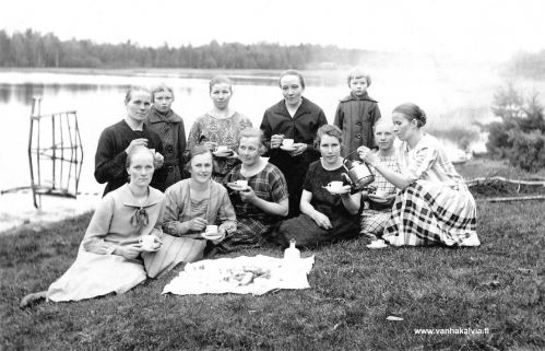 Korppukahvilla Pääjärvellä
Kauniisti pukeutuneita Maunumäen naisia retkellä Pääjärvellä. Fanny Maunumäki (Maunumäki 38) takarivissä keskellä. Nasto Laine kaataa kahvia. Kuvassa myös Lainen tyttäret: Anni toinen takana vasemmalta ja Maiju takana oikealla (Mattila, Kesäniemi 2). Kuvattu 1920-luvun loppupuolella.
Jos tunnistat muita kuvassa olevia,  lähettäisitkö tietoja osoitteeseen outi.jarvi (at) gmail.com. Voit myös ottaa yhteyttä Kälviän kotiseutuyhdistykseen. Kiitos avustasi!

Keywords: Maunumäki Laine