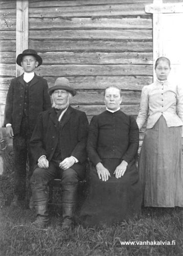 Korvelasta tai ehkä Nurisalosta?
Tuntematon perhe, joka voi mahdollisesti liittyä Korvelaan tai Nurisaloon.
Jos tunnistat perheen, lähettäisitkö tietoja osoitteeseen outi.jarvi (at) gmail.com. Voit myös ottaa yhteyttä Kälviän kotiseutuyhdistykseen.  Kiitos avustasi!
Keywords: Korvela Nurisalo