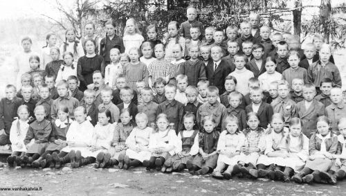 Pauli Junkkilan koulukuva
Opettajat Hilda Madetoja ja Matti Karhulahti (Karhulahti 25). 
Eturivi : 2. vas. Sanni Mäkelä, 5. vas. Sisko Marttila m. Krekilä, 6. vas. Aili Huhta m. Hietala, 3 oik. Helvi Marttila. Toinen rivi: 4. vas. Aatto Salo, 9. vas. Pentti Vähälä, 4. oik. Armas Maunumäki, 3. oik. Vilho Porrassalmi?, 1. oik. Pauli Junkkila. Kolmas rivi: mm. op. Matti Karhulahti. Neljäs rivi: 2 vas. Pernun sisaruksia, 3. vas. Alli Peuraharju, op. Hilda Madetoja, Madetojasta 3 oik. Esteri Liikanen m. Tuomaala, 5. oik. Sally Mäkelä, 10 oik. Pentti Mansikkamäki. Viides rivi: 2. vas. Vieno Jääskä, 6.vas.  Alli Salo, 7. vas. Alli Hietala m. Fors, 7. oik. Veikko Hietala , 6. oik. Ahti Raitala?, 5. oik. Pentti Hietala ja oikealla Leevi Peuraharju. Takana ylimpänä Otto Hyyppä ja rivien takana oikealla Toivo Huhta. 

Keywords: Junkkila Madetoja Karhulahti Mäkelä Marttila Huhta Salo Vähälä Maunumäki Porrassalmi Pernu Peuraharju Liikanen Mansikkamäki Jääskä Hietala Hyyppä Raitala Huhta   