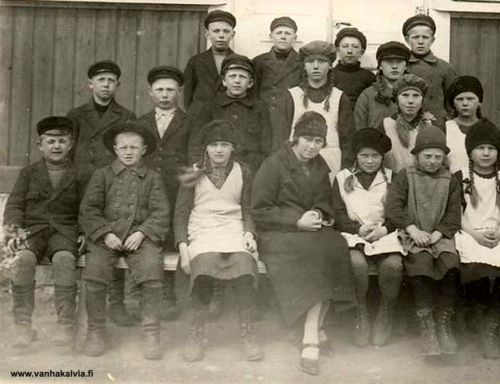 Suonperän koululaisia
Ylärivissä ovenkahvan kohdalla on Pentti Suonperä (s. 1913, Suonperä 24). Muut lapset ja opettaja vielä tunnistamatta. 
Jos tunnistat kuvan henkilöitä, lähettäisitkö tietoja osoitteeseen outi.jarvi (at) gmail.com. Voit myös ottaa yhteyttä Kälviän kotiseutuyhdistykseen. Kiitos avustasi!
Keywords: Suonperä