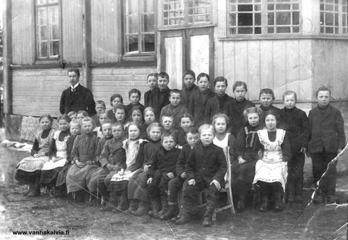 Ruotsalon koululaisia vuonna 1911
Koulukuva on todennäköisesti vuodelta 1911. Oikealla valkoisessa, kirjaillussa esiliinassa istuu Lyyli Järvi (Järvi 25). Hän oli syntynyt vuonna 1899 ja olisi kuvassa 12-vuotias. Opettaja on Aatu Valkama (Valkama 14), joka on aloittanut opetustyönsä Ruotsalolla vuonna 1911. 
Jos tunnistat koululaisia, lähettäisitkö tietoa osoitteeseen vanhat.kuvat@vanhakalvia.fi  Kiitos avustasi!
Keywords: Valkama Järvi