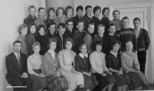 Kälviän yhteiskoulun IV luokka 1960
Kälviän yhteiskoulun IV luokka yhteiskuvassa Simukkalassa. 
Henkilöitä ylhäältä vasemmalta alkaen: Juhani Kangas, Jorma Tuomi-Nikula, kaksi tunnistamatonta, Liisa Myllykangas, Markus Torkinlampi, Esa Kallinen, H. Särkkö, Inka Törmänen, Heikki Tuomi-Nikula.
Keskirivi: Leena Rannisto, Kaisu Törmänen, Kaarina Laukka, Jukka Nikula, Kari Ingalsuo, K. Saarinen, Aki Suonperä, P. Toivonen, T. Klapuri, Risto Hukkanen, Raimo Hilli, Esa Kauppinen.
Alarivi: Rehtori Weikko P. Koskela, Kaija Asujamaa, tunnistamattomia, L. Hyyppä, S. Huhtala.

Keywords: Tuomi-Nikula Kangas Myllykangas Torkinlampi Kallinen Särkkö Törmänen Rannisto Laukka Nikula Ingalsuo Saarinen Suonperä Toivonen Klapuri Hukkanen Hilli Kauppinen Koskela Asujamaa Hyyppä Huhtala