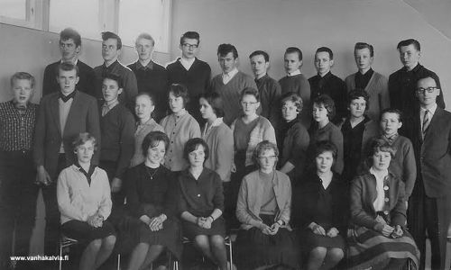 Kälviän yhteiskoulun  V luokka 1961
Vasemmalta ylhäältä: Markus Torkinlampi, Jukka Nikula, R. Hilli, K. Saarinen, Kari Ingalsuo, Risto Hukkanen, Juhani Kangas, Jorma Tuomi-Nikula, P. Toivonen, Aki  Suonperä
Toinen rivi vasemmalta T. Klapuri, E. Kauppinen, Esa Kallinen, S. Huhtala, kolme tunnistamatonta, Leena Rannisto, Kaisu Törmänen, tunnistamaton, Heikki Tuomi-Nikula, rehtori Raimo Pirilä.
Kaija Asujamaa, tunnistamaton, Inka Törmänen, tunnistamaton, Kaarina Laukka, Liisa Myllykangas.

Keywords: Torkinlampi Nikula Hilli Saarinen Ingalsuo Hukkanen Kangas Tuomi-Nikula Toivonen Suonperä Klapuri Kauppinen Kallinen Huhtala Rannisto Törmänen Pirilä Asujamaa Laukka Myllykangas