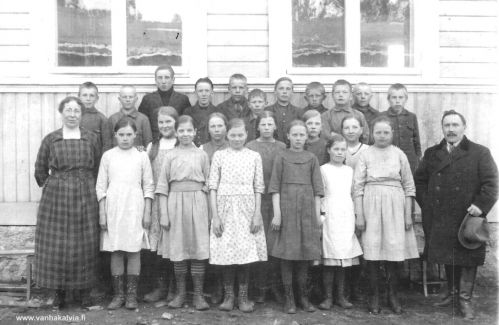 Koulukuva n. 1920
Opettajat Hilda Madetoja vasemmalla ja Matti Karhulahti (Karhulahti 25) oikealla.

Pojat takana vas. Antti Roimela?, Pauli Junkkila (Rytikangas 6), Pentti Mansikkamäki, Kalle Tuomaala?, Pentti Hietala, Pauli Mäkelä, tuntematon, Veikko Pernu, Aimo Salo, Veikko Hietala, Väinö Vuollet?. 

Tytöt vas. Aili Råman, Vieno Kykyri, Vieno Hakala, Terttu Tuunala, Laina Salo, tuntematon, Sanni Mäkelä, tuntematon, Helvi Marttila, tuntematon, Alli Mäkelä (m. Porkola).


Keywords: Junkkila Madetoja Karhulahti Mansikkamäki Hietala Mäkelä Pernu Salo Råman Kykyri Tuomaala Marttila Porkola Roimela Tuomaala Vuollet Hakala   