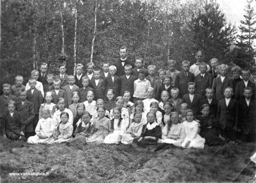 Ruotsalon koululaiset vuonna 1918
Ruotsalon koululaiset ryhmäkuvassa vuonna 1918. Opettajat ovat Jaakko Kuusela ja Maiju Remes. Tyttöjen ryhmässä takana keskellä, tummassa mekossa on Lempi Karikka (s. 1906, Karikka 27).
Keywords: Kuusela Remes Karikka