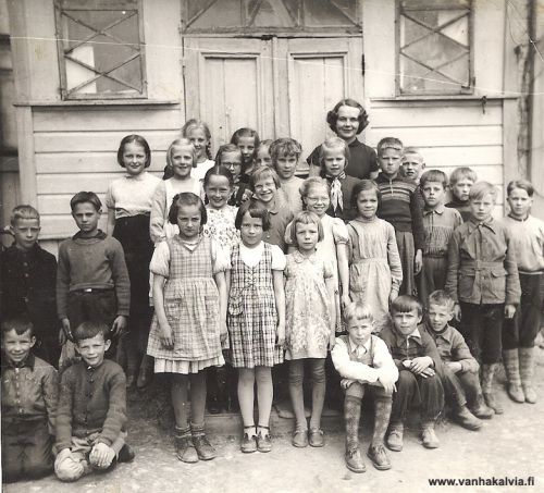 Kälviän koululaisia 1953
Koululaiset luokkakuvassa. Kolmas luokka oli seurantalon siipiosassa, jossa oli aiemmin toiminut kunnanvirasto ja  joka oli juuri muuttanut uusiin tiloihin Lottakahvilan viereen. Opettajana silloin oli Heidi Päkkilä. 
Takana vas: ? Vuorinen, tunnistamaton, Leena Rannisto, Kaisu Törmänen, Tuula Hautala, tunnistamaton, Marja-Liisa Nurila, Ritva Vähähyyppä, Pekka Hautala, Jukka-Pekka Hietala, Jukka Nikula, Simo Hietala, Heikki Porkola ja Juhani Leppiniemi.
Välissä vas: Helena Maajärvi, Aulikki Asujamaa, Raija Järvinen ja Tuula Hjelm.
Seuraava rivi vas: Heikki Roimela, Hannu Salomäki, Terttu Salomäki, Leena Mäkelä ja Eila Mäkelä.
Edessä vas: Jorma Tuomi-Nikula, Risto Hukkanen, Erkki Mäkelä, Olavi Rauhala ja Kauko Maunumäki.
Keywords: Päkkilä