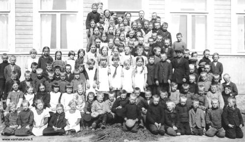 Kirkonkylän koulun oppilaat keväällä 1928
Opettajat ylärivissä Lempi Huhtala, Hilda Madetoja, Matti Karhulahti.  
Ens. rivi vas. Pirkko Sipilä, Elvi Junkkila (m. Hankaniemi), Saimi Råman, Helvi Pernu, Maija Penttilä, Lauri Hietala, Aatto Ojala, Viljo Mäkelä, Matti Ojala, Vilho Kykyri, tuntematon.
Toinen rivi vas. Saimi Heinoja, Saimi Toivonen, Viivi Pirkola, Vilma Pihlajakangas, Minna ? , Alice Järvinen?, Pentti Maajärvi, Seppo Pernu, Jaakko Roimela, Jalo Hirvi, Esko Penttilä, Oiva Jääskä, ?, Lauri Marttila, Kaarlo Pirkola, ? , Eero Marttila, Mikko Tikanoja. 
Kolmas rivi vas. Martti Kivilehto, Vilho Hakala, ? , Ensti Maunumäki, Eero Ojala, Pauli Sortti.
Neljäs rivi vas. Tauno Marttila, Taimi Kivilehto, Lauri Huhta, ? , Veikko Tuomaala, Erkki Hauhtonen, Heikki Tikanoja, Kreeta Hyyppä, Margit Runttujärvi, Sirkka Kesäniemi, Annikki Myllykangas, Aino Koittola, ? , Paavo Kallinen, Reino Järvinen. 
Sivulla kolmas rivi: Jaakko Hietala, Heikki Nurila, Veikko Marttila, ? . 
Sivulla neljäs rivi: ? , ? , Aimo Syväjärvi.
Viides rivi: Alice Järvinen?, Helmi Kivilehto, Mirja Asujamaa, ? , Anja Ojala, ? , ?, ?, Annikki Vähähyyppä, Ilse Nurila?, tuntemattomia, Eljas Raitala, ? . 
Kuudes rivi: Elle Hietaharju, Adele Ojala, tuntemattomia, lisäksi Eino Salo, Arvo Junkkila, Sulo Toivonen, Veli Korpisalo.
Seitsemäs rivi: ? Råman, Mirja Hirvi, Eeva Tikanoja. Kahdeksas rivi mm. Aili Roimela, Anna Huhta, Anna Koittola, Jenni Vähähyyppä. Lisäksi mm. Ahti Hyyppä, Veikko Peuraharju, Aune Hietala.
Keywords: Junkkila Hankaniemi Sipilä Huhtala Madetoja Karhulahti Råman Penttilä Hietala Ojala Mäkelä Kykyri Heinoja Toivonen Pirkola Pihlajakangas Järvinen Maajärvi Pernu Roimela Hirvi Pernu Jääskä Marttila Tikanoja Kivilehto Hakala Maunumäki Sortti 