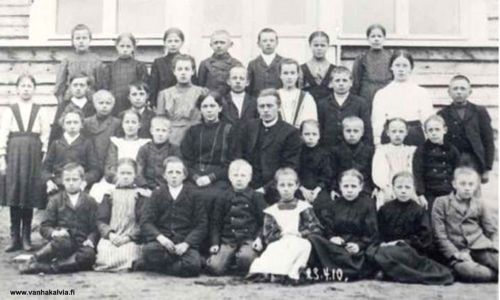 Koulukuva vuodelta 1910
Niilo Suonperä (s. 1899, Suonperä 24) ylärivissä 5. vasemmalta ja Kalle Autio (s. 1898, Autio 16) seuraavassa rivissä (3. rivi) 4. vasemmalta. 
Kuvassa on päivämäärä 23.4.10.

Muiden tietoja vielä kaivataan. Jos tunnistat henkilöitä, lähettäisitkö tietoja osoitteeseen outi.jarvi (at) gmail.com. Voit myös ottaa yhteyttä Kälviän kotiseutuyhdistykseen. Kiitos avustasi!

Keywords: Suoperä Autio