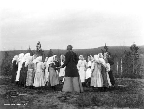 Koulutyttöjä 
Tytöt piirileikissä opettajan kanssa. Voisiko kuva olla Kälviältä? Missä on tällaiset maisemat ja kalliot? Olisiko kuva Peitsolta? Kuvan on ottanut Kalle Järvi 1900-luvun alussa.
Jos tiedät jotain kuvaan liittyvää, lähettäisitkö tietoja osoitteeseen outi.jarvi (at) gmail.com. Voit myös ottaa yhteyttä Kälviän kotiseutuyhdistykseen. Kiitos avustasi!
