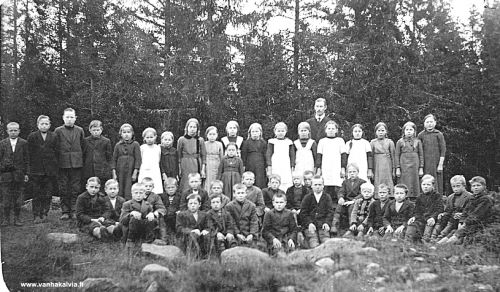 Ruotsalon koululaisia
Ruotsalon kansakoulun oppilaita ryhmäkuvassa. Opettajana on Aatu Valkama (Valkama 16). Kuva lienee 1920-luvulta.
Jos tunnistat lapsia, lähettäisitkö tietoja osoitteeseen vanhat.kuvat@vanhakalvia.fi
Kiitos avustasi!
Keywords: Valkama
