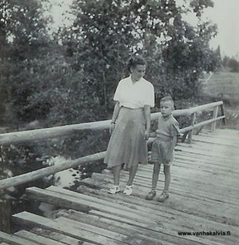 Ensimmäinen koulumatka
Ensimmäinen koulumatka vuoden 1951 syksyllä. Liisa Tuomi-Nikula vie Jorma Tuomi-Nikulaa opintielle. Opettajana kansakoulussa toimi Alli Sämpilä, jota tietysti selän takana kutsuttiin Sämpyläksi. Hän oli kuitenkin erittäin pidetty opettaja. Kuvaaja: Antti Tuomi-Nikula

Keywords: Tuomi-Nikula Sämpilä