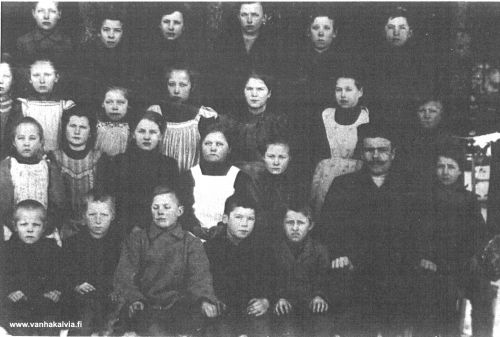 Ruotsalon koululaisia n. 1905
Alarivissä 3. vasemmalta Ernst Järvi (s. 1896, Järvi 24). Muut vielä tunnistamatta. Laittaisitko tietoja Vanhan Kälviän sähköpostiin, jos kuvasta löytyy tuttuja. Kiitos avustasi!
Keywords: Järvi