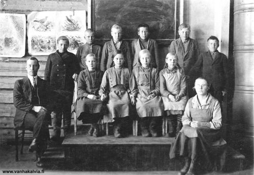 Ruotsalon koululaisia
Koulukuva Ruotsalolta luultavasti 1920-luvun alkupuolelta. Opettajat Rebekka Ruuska (s. Huttula, Huhtamäki 6) ja Aatu Valkama (Valkama 16). Poikien nimet vasemmalta oikealle: Aarne Peitso, Taimi Karikka, Pentti Järvi, Viljo Karhulahti, Veikko Peitso, Toimi Tammiainen
Tytöt vasemmalta oikealle: Sanni Porri, Vieno Matinjussi, Tyyne Porko ja Vieno Stark
Keywords: Ruuska Huttula Valkama Peitso Karikka Järvi Karhulahti Tammiainen Porri Matinjussi Porko Stark
