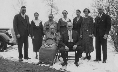 Leander ja Loviisa Haapalakson kultahäät - 50th wedding anniversary
Loviisa ja Leander Haapalaakson kultahääpäivänä otettu kuva. Varsinainen hääpäivä oli 4.4.1887, joten kuva on vuodelta 1937, ja se on otettu todennäköisesti perheen farmilla Deer Creekin lähellä, Minnesotassa.

Takana - Back:  Matt, Ida, Lydia, Hulda, Alma, Martha & John
Edessä - Front: Loviisa & Leander

Leander (1860-1945) ja Loviisa (o.s. Riippa, 1864-1941, Riippala 11) lähtivät Amerikkaan, Minnesotaan keväällä 1887. (Haapalakso 2)

Keywords: Haapalakso Riippa DeerCreek Minnesota USA 