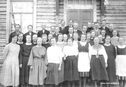 Ruotsalon sekakuoro 1925
Ruotsalon laulukuoro, johtajana Ernst Järvi (Järvi 24) 3. oikealla. 
Takarivi 1. oik. Vilho Ruuska ?, 2. oik. Armas Hakunti (Hakunti 22), 7. oik. Jalmari Järvi (Järvi 23), hänen edessään Niilo Valkama (Valkama 15), 2. vas. Pentti Lahti (Kinnari 27).

Naiset 1. vas. Lyyli Järvi (Järvi 25), 3. vas. Fanny Matjussi (Matinjussi 19), 5.vas. Impi Kippo (Kippo 26), hänen takanaan oik. Impi Heikkilä (Heikkilä 19), 10. vas. takana Tyyne Ingalsuo (Ingalsuo 26). Oik. edessä 3. merimiespuvussa Fanny Järvi (Järven mt.), Fanny Järven takana oikealla Tyyne Nortunen (s. Rimmi). Oik. 3. taaimmaisena Ernst Järven edessä Helli Uusimäki (Uusimäki 1).
Olisiko Aili Ingalsuo 2. vasemmalta?
Muut vielä tunnistamatta. Lähettäisitkö tietoja osoitteeseen vanhat.kuvat@vanhakalvia.fi, jos tunnistat henkilöitä. Kiitos avustasi!

Keski-Pohjanmaan ensimmäiset maakuntajuhlat pidettiin 26-28.06.1925 Kokkolassa. Ruotsalon sekakuoro esiintyi 28. pv suomalaisella työväentalolla pidetyssä raittiuspiirin juhlassa. Kuoron johtaja E Järvi esiintyi 26. pv ruotsalaisella työväentalolla pidetyssä juhlailtamissa. Opettaja Järven esityksenä kuultiin viulun soittoa, sekä lausuntaa. Esitetty runo oli Schillerin "Takaus". Tiedot: Jouko Hakunti.

Keywords: Järvi Ruuska Hakunti Valkama Lahti Matinjussi Kippo Heikkilä Ingalsuo Uusimäki 