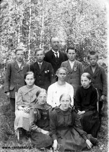 Neljännen osaston oppilaat ja opettajat Ruotsalon koulussa 1921
Kuvassa Ruotsalon koulun oppilaita opettajiensa kanssa. Takana opettaja Jaakko Kuusela ja keskellä valkoisessa puserossa opettaja Maiju Remes. Pojat vasemmalta lähtien Toivo Ingalsuo (s. 1907, Ingalsuo 27), Pentti Hakunti (1907-1928, Hakunti 22), Lauri Matinjussi (s. 1907, Matinjussi 23), Jarl Ingalsuo (s. 1907, Ingalsuo 28). Tytöt: Tyyne Hakala (m. Porko, s. 1907, Hakala 20), Fanny Järvi, Sylvi Peitso ja Lempi Karikka (s. 1906, Karikka 27).


Keywords: Kuusela Remes Ingalsuo Hakunti Matinjussi Hakala Porko Järvi Peitso Karikka 