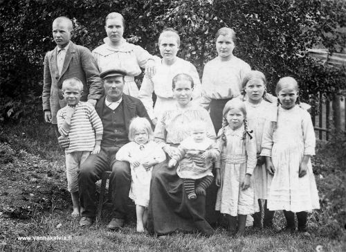 Kykyrin perhe
Kuvassa näyttäisi olevan Kalle ja Hilma Kristiina Kykyrin perhe (Kykyri 29). Kuva on todennäköisesti otettu vuoden 1919 tienoilla, sillä perheen nuorimmainen, vuonna 1921 syntynyt Vilho Mikael, ei ole kuvassa mukana.
Keywords: Kykyri