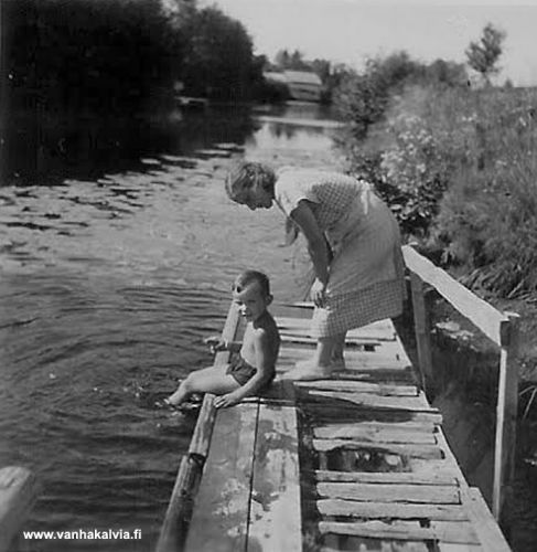 Simukkalan uimalaiturilla
Simukkalan uimalaituri koko komeudessaan vuonna 1950. Jokeen menossa Jorma Tuomi-Nikula. Äiti Liisa Tuomi-Nikula pitää vahtia. Kuvaaja: Antti Tuomi-Nikula

Keywords: Tuomi-Nikula Simukkala