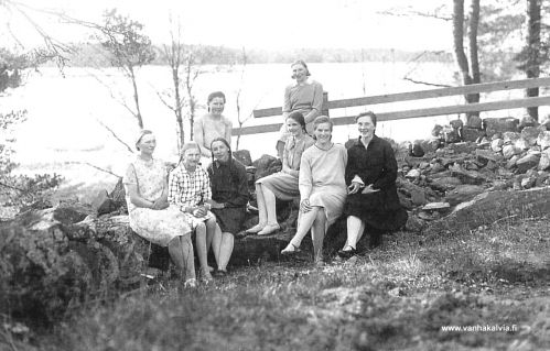 Laksonjärvellä
Järvitalon tyttöjä Laksonjärven rannassa.
Vas. Anna Hankaniemi (Hassinen 24), Lempi Hankaniemi (Hassinen 24), Fanny Huhtala. Takana Aune Sillanpää, edessä Taimi Peltoniemi, takana Tyyne Huhtala. Seuraavana Linnea Peltoniemi (Huhtala 15) ja oikealla Valma Saari (s. 1913, Rajala 7).




Keywords: Hankaniemi Huhtala Sillanpää Peltoniemi Rajala Saari 
