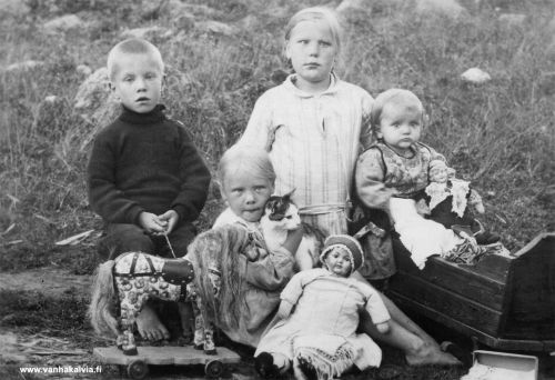 Hakalan lapsia
Kuvassa on Jukka ja Laura Hakalan lapsia. Takana vaaleassa mekossa Jenny (s. 1921), vasemmalla kaksoset Lauri ja Laina (s. 1923) ja Jennyn edessä perheen kuopus Maija (s. 1929). Kuvaan ovat päässeet myös hienot lelut sekä perheen kissa. Kuvaajana on toiminut lasten isä Jukka Hakala (Pirkola 26).


Keywords: Hakala