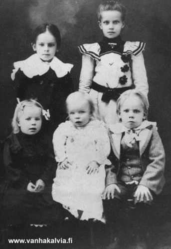 Lassilan lapset Amerikassa
Sanna Maria Liisantytär Isokankaan ja Juho Alfred Antinpoika Lassilan  lapset Ohion Fairport Harborissa  v. 1901. Edessä Fanny (Fanni) Elisabet (s. 1898), Wilho (Vilho) Werner (s. 1900) ja Aarne Walfrid (s.1897). Takana Wäinö (Väinö) Frithiof (s. 1893)  ja Hulda Eufemia (s. 1891). Takaisin Kälviälle Ranta-Lassilaan palattiin 1902 ja Suomessa syntyivät Alfred Rafael (Eeli) (1902), Tenho Antti (1905), Sylvi Anna Maria (1907) ja Vilma Rauha (1911). Sanna Maria Isokangas oli syntynyt Kortesjärvellä ja mennyt perheensä kanssa Amerikkaan 1880-luvulla. Fairportissa asuessa Juho Alfredin ja Sanna Marian perheen sukunimi oli Maki. (Lassila 34)
Keywords: Lassila Maki Ohio USA