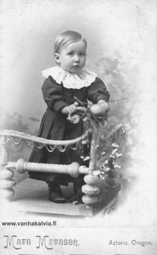 Aleksi Uusitalon tytär
Kuvassa tiedetään olevan Aleksander Uusitalo - Ostromin tytär, joka oli syntynyt 1890-luvulla Astoriassa, Oregonissa. Alexander Ostrom (1864-1933, Uusitalo 15) vihittiin avioliittoon 11.2.1892 ilmajokelaissyntyisen Susanna Margareta Hannukselan kanssa, mutta vaimo kuoli melko pian, sillä vuoden 1900 väestönlaskentatietojen mukaan Alexander oli leski. Mitä kuvan tyttärelle tapahtui, ei ole tiedossa. Aleksanteri eli loppuelämänsä leskenä eikä perheenjäseniä ole mainittu hänen tiedoissaan. 
On mahdollista, että Aleksin lapset otettiin vaimon kuoleman jälkeen sukulaisten hoiviin. Sukulaismies Josef Lillkåla-Ostromin perheessä oli vuoden 1900 väestönlaskentatietojen mukaan kaksi pientä sukulaistyttöä, Tillie M Ostrom (synt. 1894) ja Hellen D Ostrom (synt. 1897). Josef Ostromin perheen asuinpaikka oli Astoria, Oregon (Uusitalo 13).

Keywords: Uusitalo Ostrom Astoria Oregon USA DeepRiver Washington Hannuksela Ilmajoki