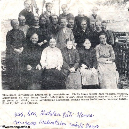 "Joukko kälviäläisiä naisia"
Ylärivi vas. Iida Nurila (s. Kotkamaa), Ingrid Tuunala (s. Salo), Hilja Rimpioja, Esteri Pirkola, Maria Pirkola. 
Keskirivi vas. Johanna Hietala (s. Rytikangas), Maija Hietala (s. Kolppanen), Alma Mäkelä (s. Tiala), Hilma Korpijärvi, Lempi Nurila (s. Peltola), Amanda Porko (s. Salo), Sofia Mäkelä, Kaisa Lovisa Mäkelä, Hilma Salo (s. Vuolle), Hilma Mäkelä (s. Nurila), Helmi Toivonen (s. Nyman). 
Edessä vas. Tilda Kumpunen (s. Vehniä), Edla Langelin, Lovisa Mäkelä (s. Porkola, Aapantuvan tummu, Mäkelä 26),  Edla Porkola, Lilja Tuunala (s. Pernu). 

Keywords: Nurila Tuunala Rimpioja Pirkola Hietala Mäkelä Korpijärvi Porko Salo Toivonen Kumpunen Langelin Porkola Kotkamaa Salo Rytikangas Kolppanen Tiala Peltola Salo Vuolle Nyman Vehniä Pernu 