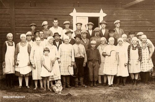 Leikkuutalakuukset
Kuva on kauranleikkuutalakuuksista v. 1930 tai -31 Adolf Porkon tilalta, joka tila oli erotettu Tuunalasta, valtion virkatalosta, omaksi tilakseen. Porkon tila siirtyi sittemmin Tauno Kipolle, missä hänen poikansa Kalervo ja nykyisin pojanpoikansa jatkavat tilanpitoa.

Eturivi vasemmalta lähtien: Kalle Hietaharjun vaimo, Familia Marttila, tilan emäntä Amanda Porko, hänen tyttärensä Liisi Porkon tytär, jonka isä oli suojeluskuntavirkailija Piippo, puoliksi tytön takana Selinda Marttila, Elsa Närväinen, hattupäinen Eemeli Viinne, Oiva Jääskä, Alli Mäkelä, Helvi Marttila, Lilja Mäkelä, Anna Nikula, Elmi Pirkola.

Keskirivi vasemmalta lähtien: nuorimies Lasse Porko, takana oleva tunnistamaton, talon isäntä Adolf Porko, Oskari Roimela, Otto Porkola, Veikko Hietala, Toivo Huhta, Eemeli Porkola, Sally Mäkelä, Otto Vähähyyppä, Lauri Nurila.

Takarivi vasemmalta lähtien: Eino Salo, Ahti Hyyppä, Erkki Porko, Veli Hietala, Veikko Kykyri, Martti Mäkelä, Urho Hakala, Pauli Junkkila




Keywords: Porko Tuunala Kippo Hietaharju Marttila Piippo Mäkelä Nikula Pirkola Roimela Viinne Hietala Huhta Vähähyyppä Nurila Salo Hyyppä Kykyri Hakala Junkkila Jääskä Närväinen    